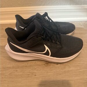 Nike Black and White Zoom Sneakers peguses 7.5